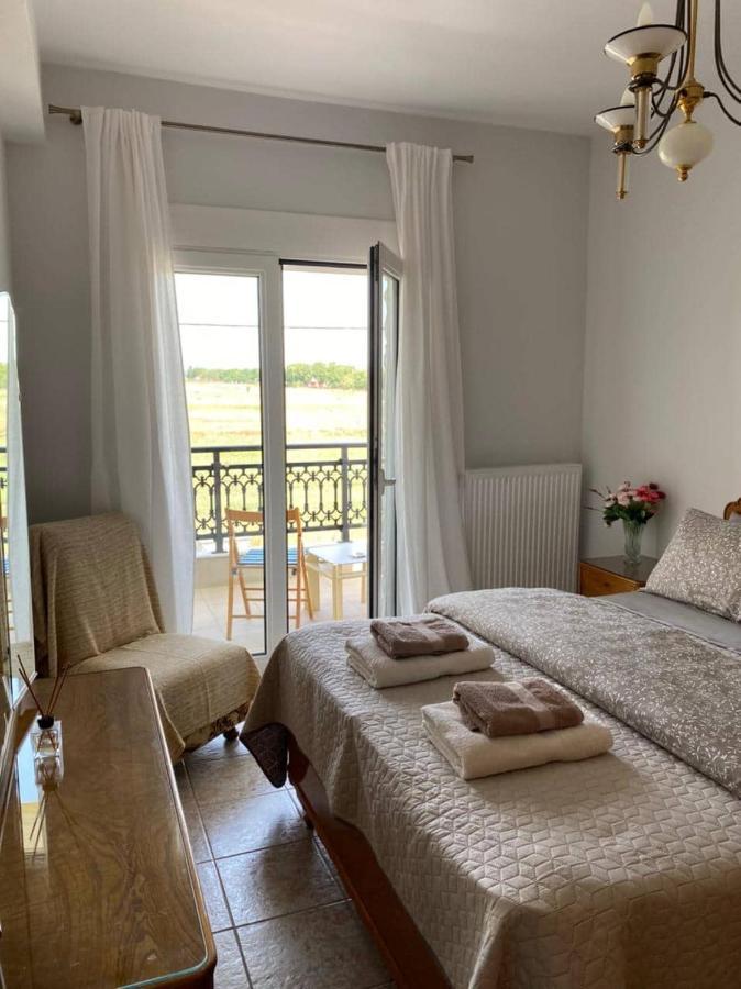 Polys Apartment And Paraskevi Studio With View 普托莱迈达 外观 照片
