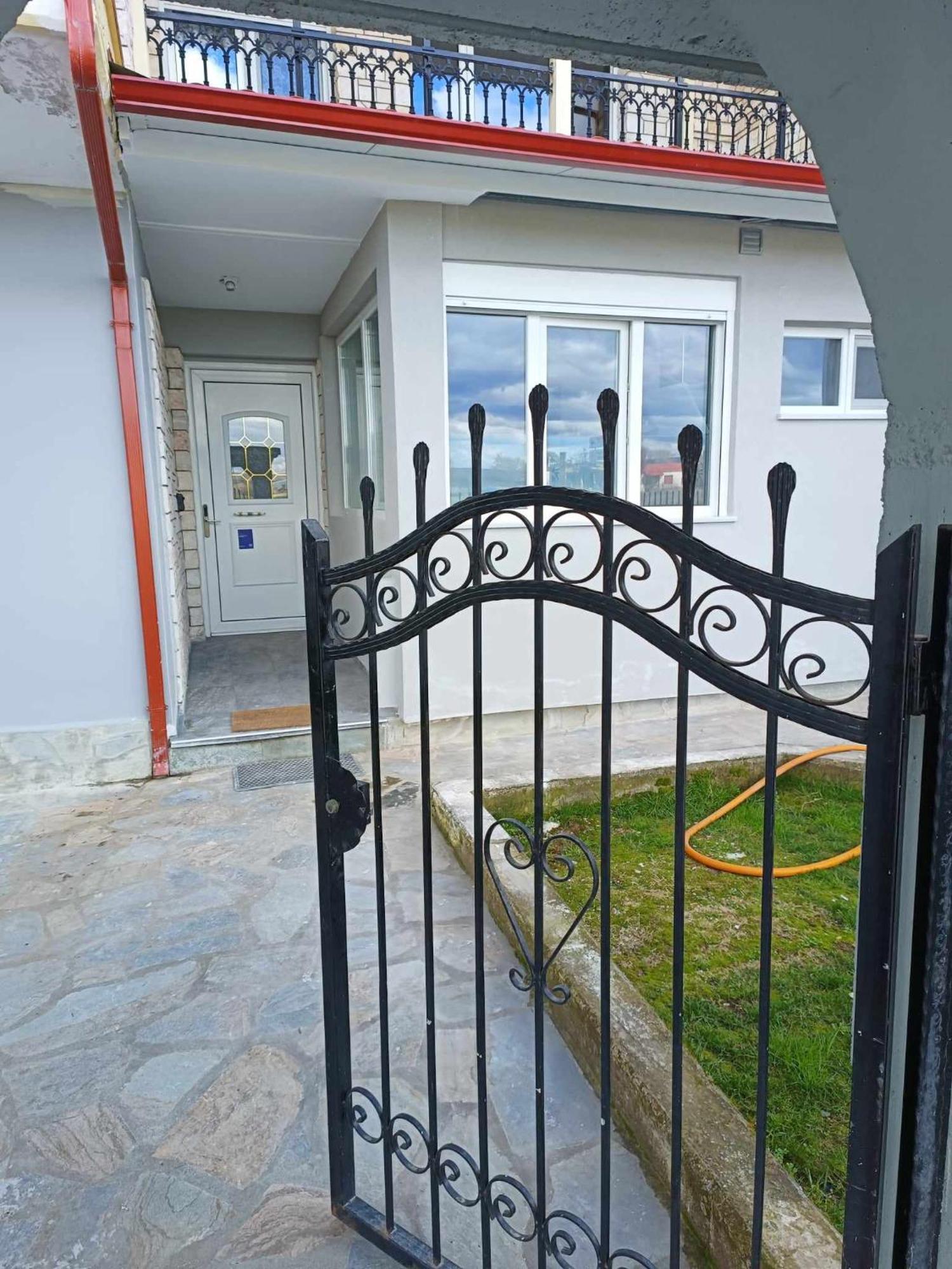 Polys Apartment And Paraskevi Studio With View 普托莱迈达 外观 照片