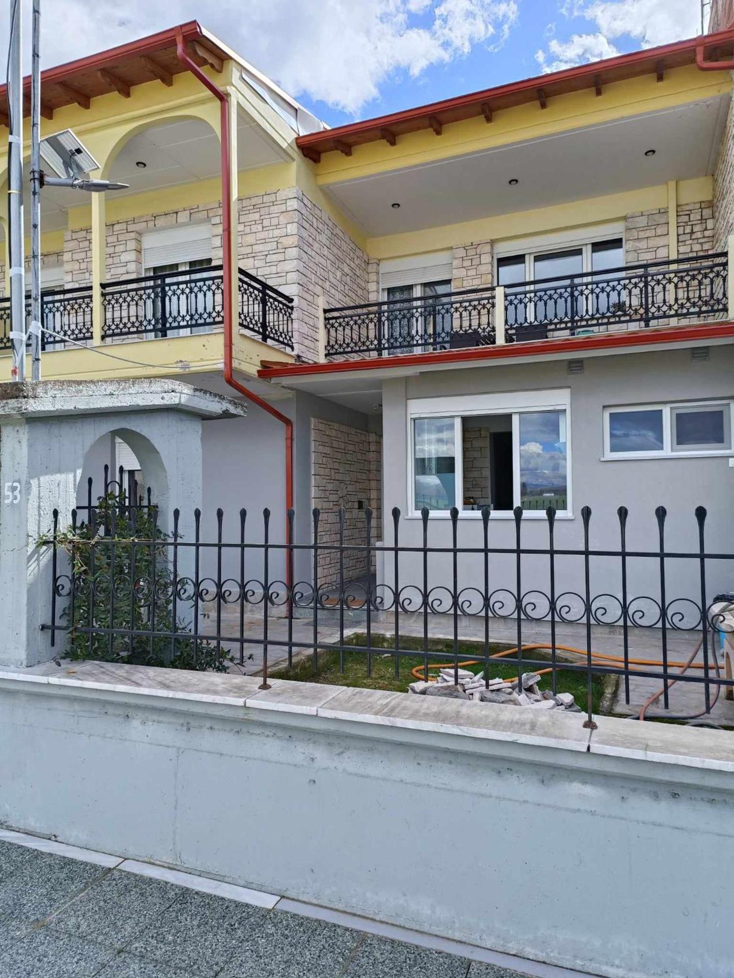 Polys Apartment And Paraskevi Studio With View 普托莱迈达 外观 照片